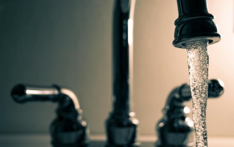 Las fugas en un sistema de suministro de agua potable se producen entre las uniones de tuberías y sus accesorios