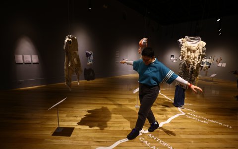 En la sala, el espectador puede hacer un recorrido imaginario que recrea el camino de la artista entre su Cuenca natal y la isla de Chiloé, al sur de Chile.