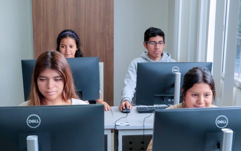 Un grupo de aspirantes a ingresar a la Universidad de Guayaquil rinde una prueba como parte del proceso de admisión.