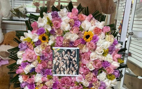 Corona de rosas enviada por las exconcursantes.