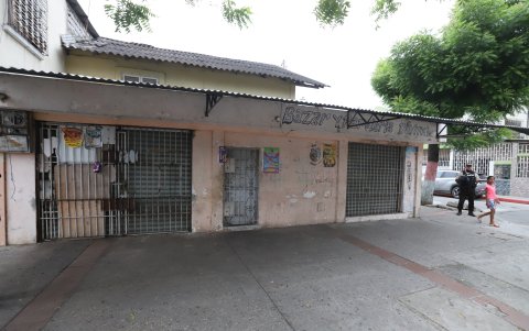 El delincuente que llegó en una bicicleta tenía la intención de atacar el negocio.