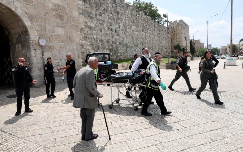 Elementos de seguridad y socorristas trasladan al agresor.