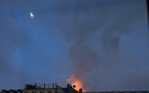 En el incendio de un inmueble situado en el distrito 2 de París, cerca de la Ópera, dos bomberos resultaron heridos.