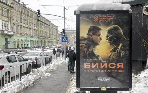 Un cartel en Kiev, llama a los ciudadano ucranianos a enlistarse.