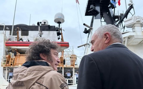 Javier Milei (i), mientras conversa con el embajador de Estados Unidos en Argentina, Marc Stanley, durante la ceremonia de recepción de un buque de la Guardia Costera de Estados Unidos .
