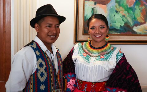 Una pareja de bailarines de Ecuador en un evento cultural en la embajada de Argentina, el 29 de abril de 2024, en La Paz (Bolivia).