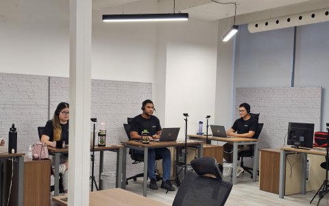 Los videopromotores permanecen en un cuarto y la cercanía les permite ayudarse entre ellos.