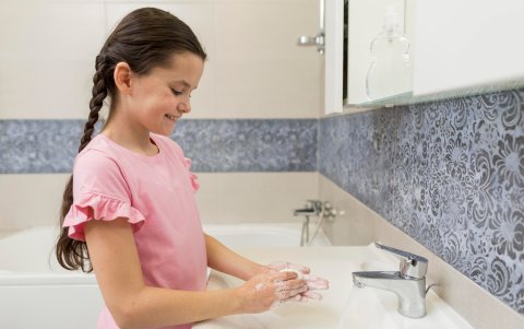 Lavar las manos después de comer y de ir al baño es una práctica que debe hacerse día a día.