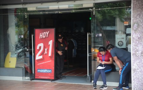 Cortes. Los ceses de energía dejaron a varios comercios sin la posibilidad de atender a los ciudadanos interesados en asistir a sus locales.