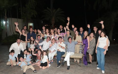 La familia completa posa para la foto del recuerdo.