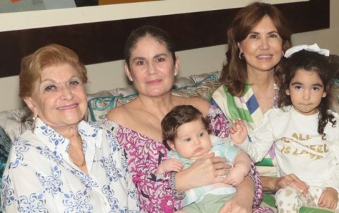 Sarita junto a Rocío de Lebed, Felipe Lebed, Puchi de Lebed y Aitana Amador.