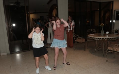 Dennise e Irina Cornejo Lebed bailando en celebración a su bisabuela.