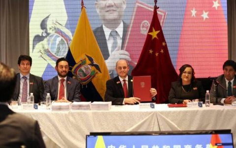 Firma del acuerdo comercial entre Ecuador y China, en 2023.