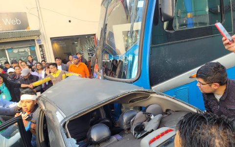 Los Bomberos brindaron atención médica a uno de los heridos, quien viajaba a bordo del auto.