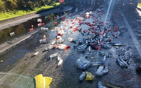 Las botellas de agua quedaron sobre el asfalto, luego del impacto de ambos vehículos pesados.