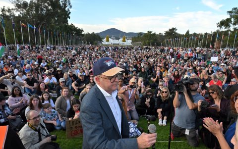 El primer ministro australiano, Anthony Albanese, interviene durante una manifestación contra la violencia de género en Camberra (Australia).