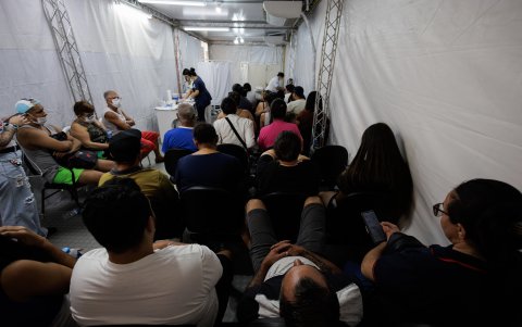 Pacientes infectados y sospechosos de padecer dengue en Brasil, país que en lo que va de 2024 presenta una cifra récord de 2.073 muertes por la enfermedad.