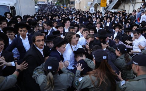 La policía retiene a judíos ultraortodoxos durante una protesta contra el reclutamiento militar, en Jerusalén el 11 de abril de 2024.