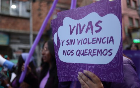 Un letrero durante una marcha por el Día Internacional de la Mujer en La Paz (Bolivia).
