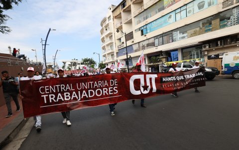 La marcha inició en las calles Eloy Alfaro y Gral. José Gómez, y avanzó hasta la av. Malecón y Loja.
