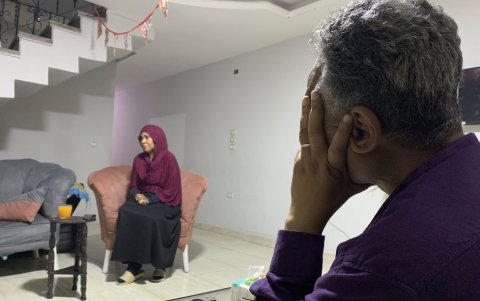 Un matrimonio sudanés que se ha refugiado en El Cairo tras huir de Sudán el año pasado por la guerra.