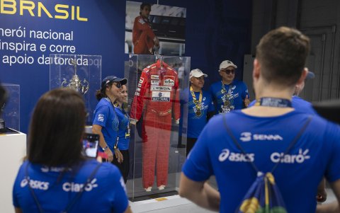 Admiradores del piloto brasileño Ayrton Senna recorren una exhibición en honor al piloto en el Circuito de Interlagos, este miércoles, en Sao Paulo (Brasil).