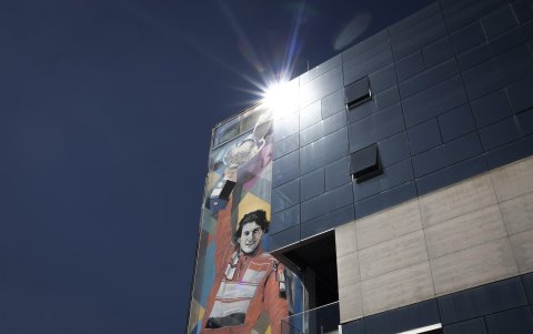 Fotografía de un edifico con la imagen del brasileño Ayrton Senna este miércoles, en Sao Paulo (Brasil).
