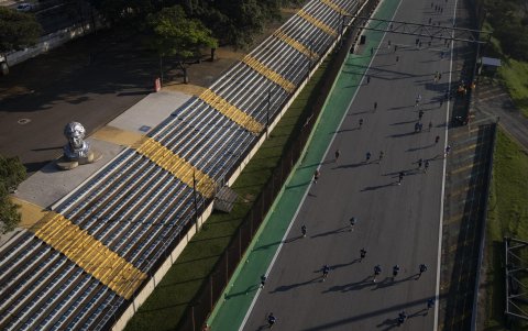 Fotografía aérea del Circuito de Interlagos durante una carrera en homenaje al 30 aniversario de la muerte del piloto brasileño Ayrton Senna.