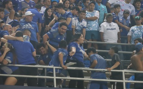Hinchas azules se dan golpes en una de las localidades del Capwell.