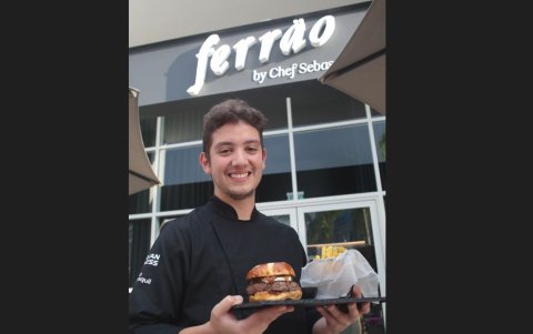 Ferrao tiene como plato destacado a las prime burger y a la coctelería de autor.