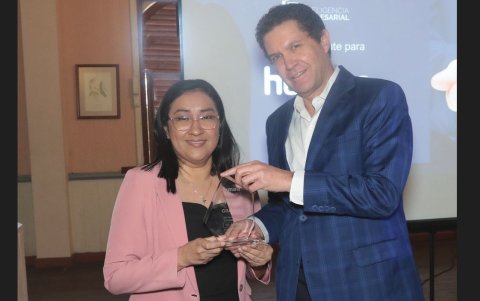 Pedro Bustamante, gerente general Humana, entrega el reconocimiento a Nubia Bravo, como representante de Gráficos Nacionales.