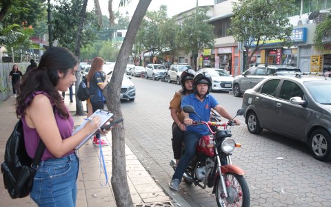 Moto. Michelle Gaibor tomaba el tiempo de Giancarlo Parrales y Sonia Barreiro.
