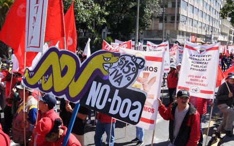 En las marchas hubo mensajes políticos en rechazo al gobierno de Daniel Noboa.