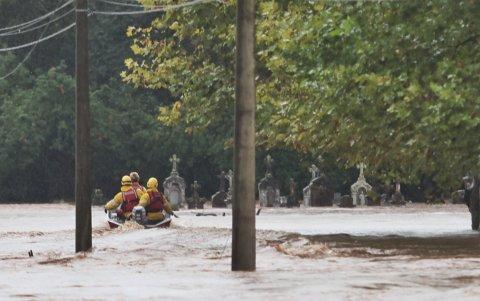 Miembros de instituciones de rescate buscando personas entre las inundaciones que han dejado las lluvias, el 01 de mayo de 2024, en Rio Pardinho (Brasil).