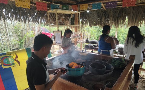 Una diversidad de platos y preparaciones se registran en el horno de leña