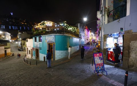 Pese a los intentos por reactivar La Ronda, en el emblemático barrio la mayor parte de   bares permanece vacío.