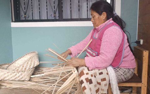 Las artesanas han acoplado en sus viviendas pequeños talleres donde realizar su oficio.