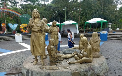 Las jóvenes buscan dar a conocer más su cultura.