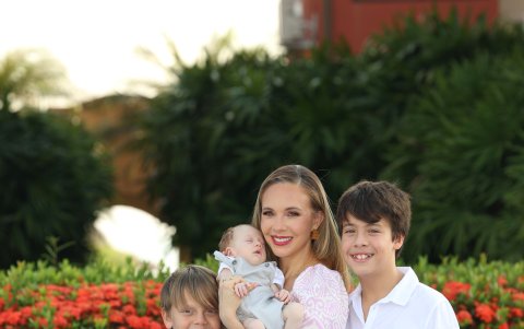 Estefi y sus hijos, Valentino, Fernando y Ricky.