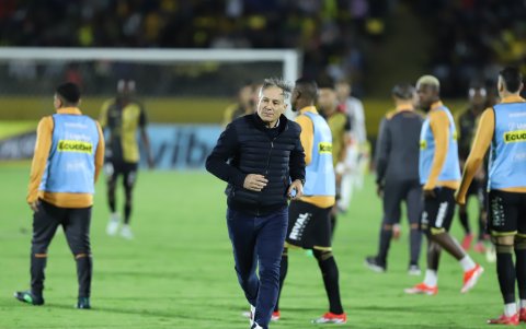 Ariel Holan debutó como entrenador de Barcelona con una victoria sobre Universidad Católica.