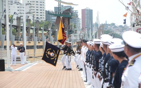 Los jóvenes realizaron un acto antes de zarpar.
