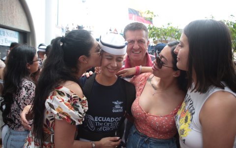 Las muestras de cariño se multiplicaron durante la jornada. Familiares y amigos de los estudiantes repletaron las instalaciones del malecón, previo a la partida.