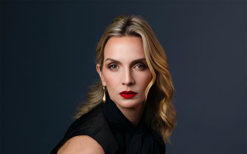 Es madre de dos hijos.