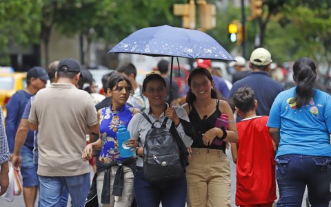 En el centro. En prácticamente cada rincón del corazón de Guayaquil, las calles queman ante la falta de árboles y mobiliario urbano que dé sombra.
