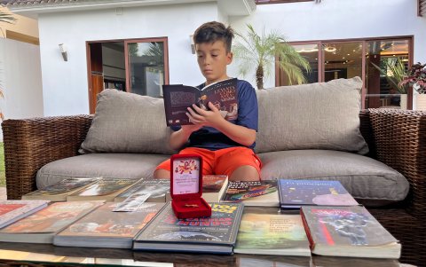 'Cuentos para niños que sueñan con cambiar el mundo’, de G. L. Marvel, fue el primer libro que leyó el ganador.