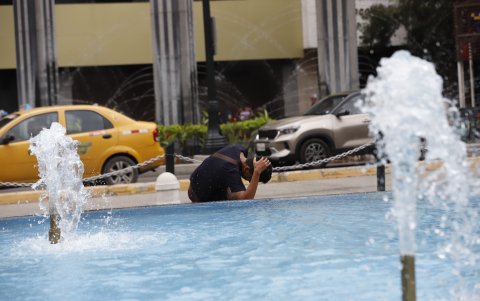 En el centro, ante la falta de sombra, es común ver a los ciudadanos refrescarse con las contadas piletas que hay en el entorno.