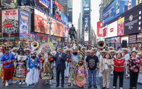 Integrantes de la banda Tlayacapan Brígido Santamaría, una de las bandas más antiguas de México, tocan un concierto en Times Square en Nueva York.