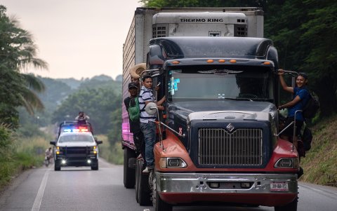 Migrantes centroamericanos viajan en camiones por el municipio de Loma Bonita en el estado de Veracruz (México).