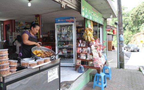 Los propietarios y comerciantes de locales se ven afectados, pues los turistas evitan viajar a esa zona por los constantes derrumbes.