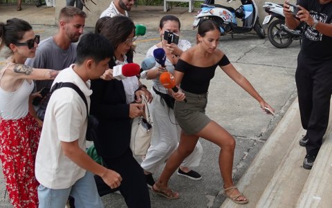 Periodista rodean a la madre de Daniel Sancho en las afueras del juicio.